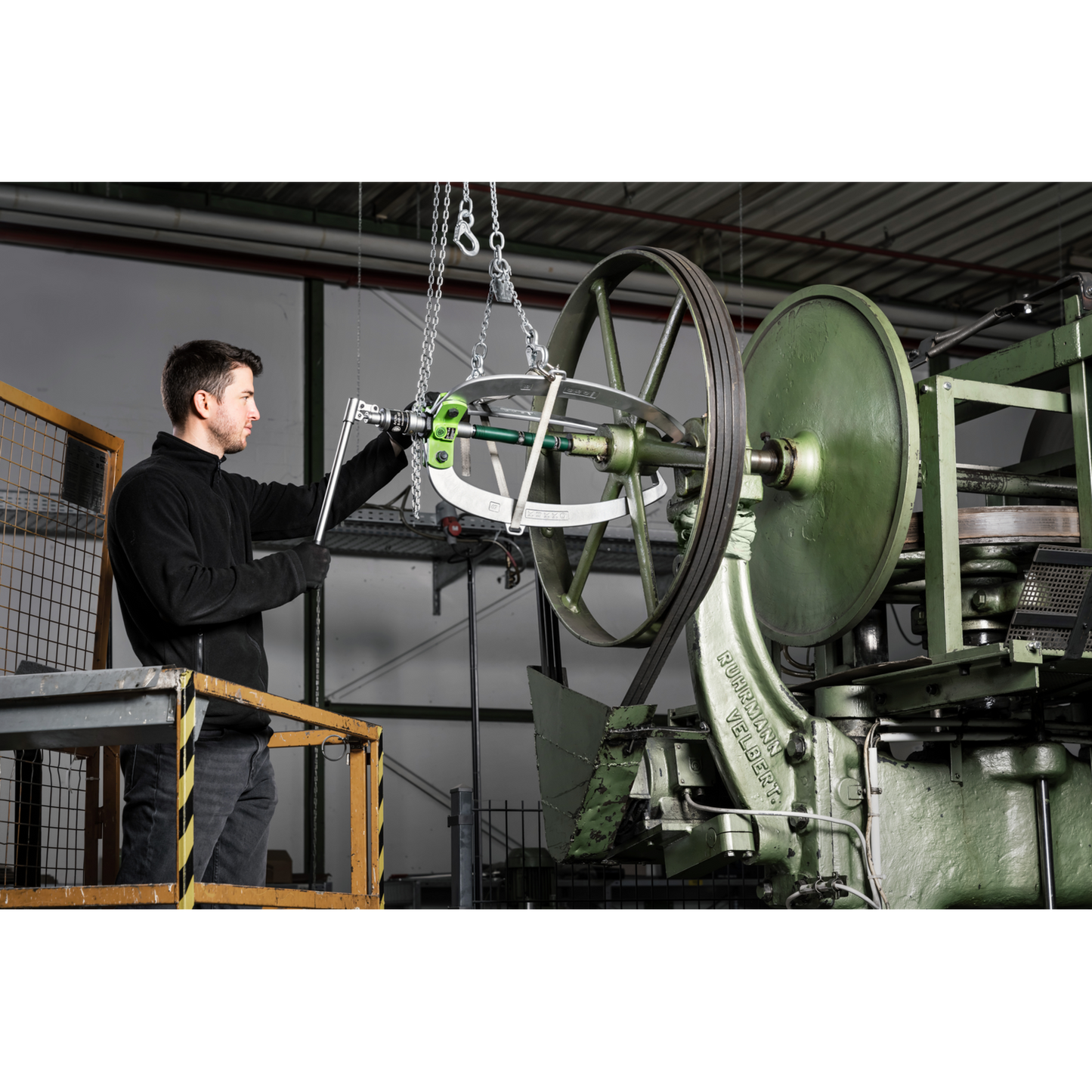 Kukko 45-5 | 3-Jaw Industrial Puller With Force-Amplifying, Self-Centering Jaws, up to 300 mm Spread, 250 mm Reach
