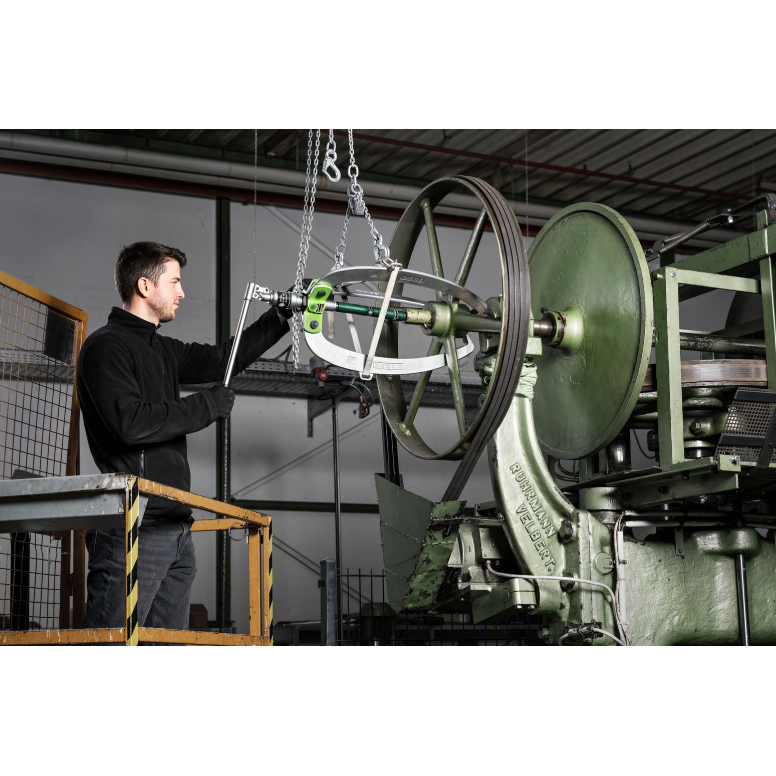 Kukko 45-5 | 3-Jaw Industrial Puller With Force-Amplifying, Self-Centering Jaws, up to 300 mm Spread, 250 mm Reach